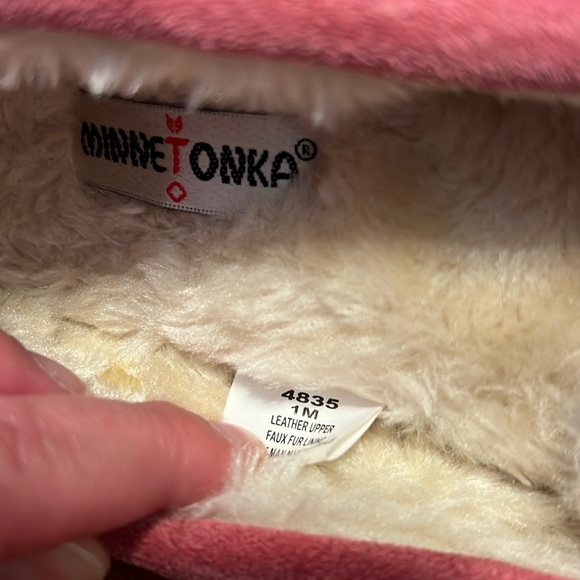 Girls Minnetonka slippers - Picture 4 of 4